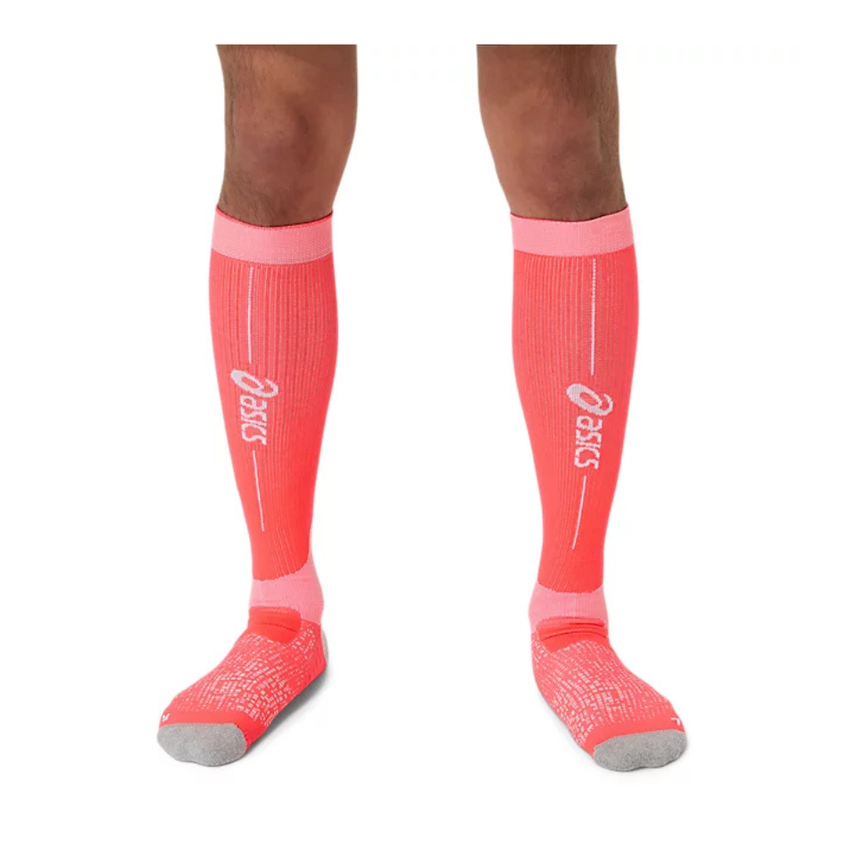 ASICS Unisex PERFORMANCE RUN COMPRESSION SOCK in Flash Red AW25