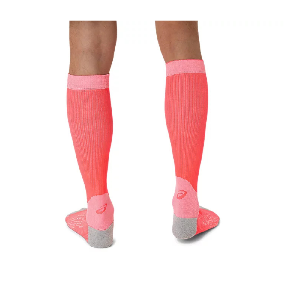 ASICS Unisex PERFORMANCE RUN COMPRESSION SOCK in Flash Red AW25
