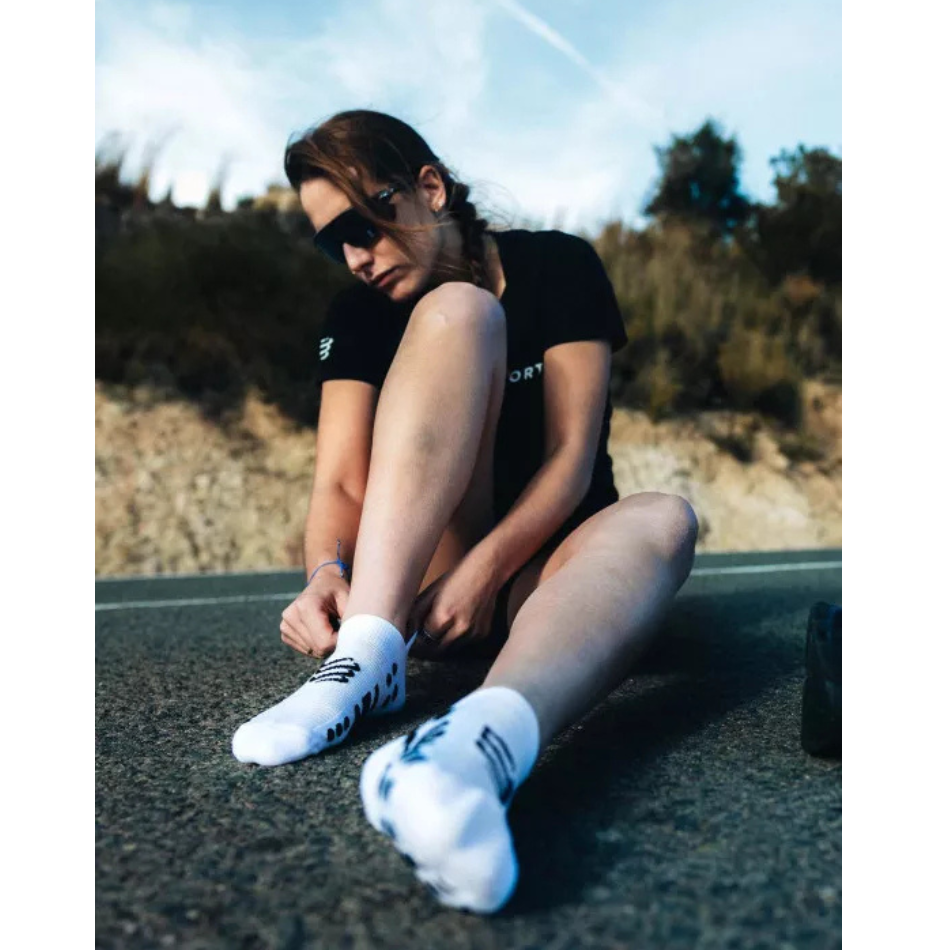 Compressport Unisex Pro Racing Socks V4.0 Run Low in White/Black