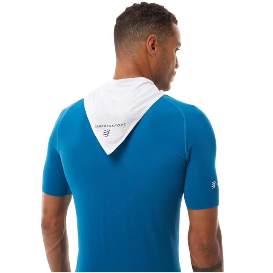 Up & Running Compressport white cooling bandana worn around the neck by a male runner in a blue technical shirt